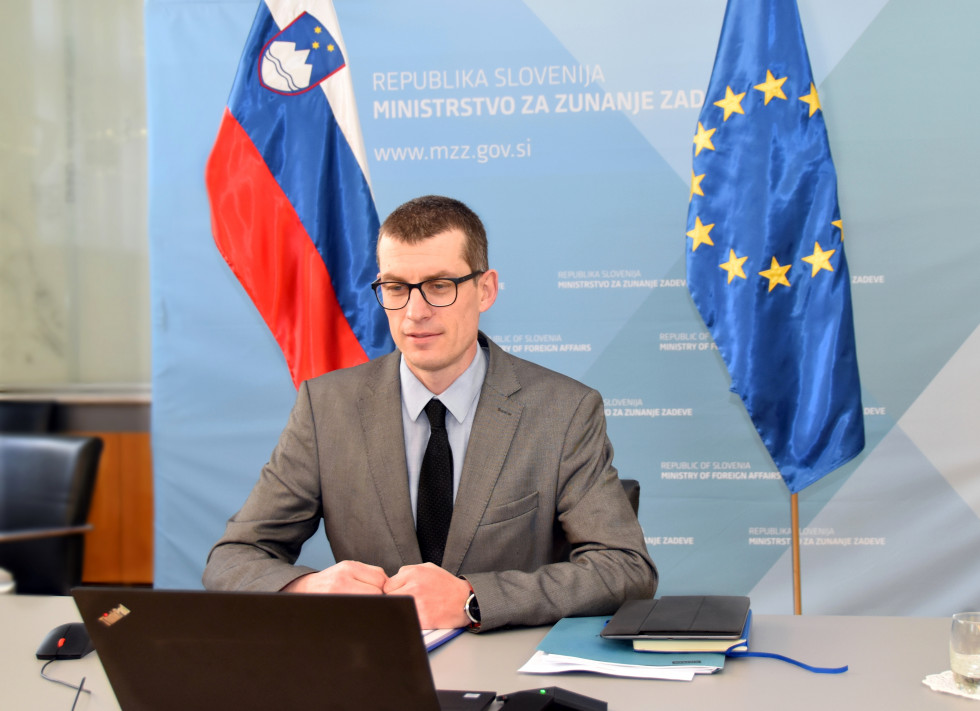 State secretary by the computer