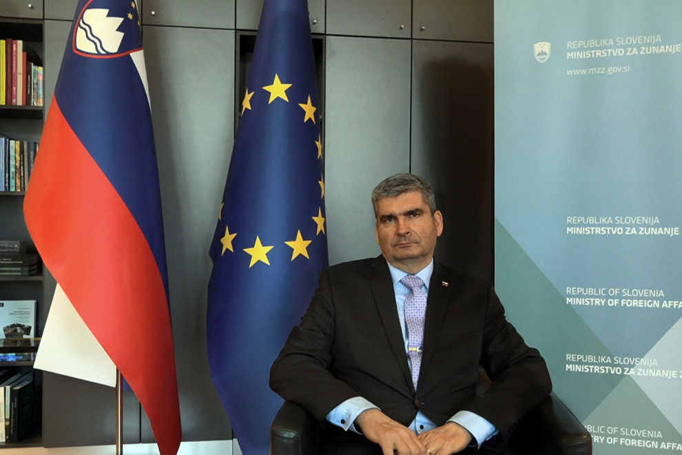 Državni sekretar pred zastavami