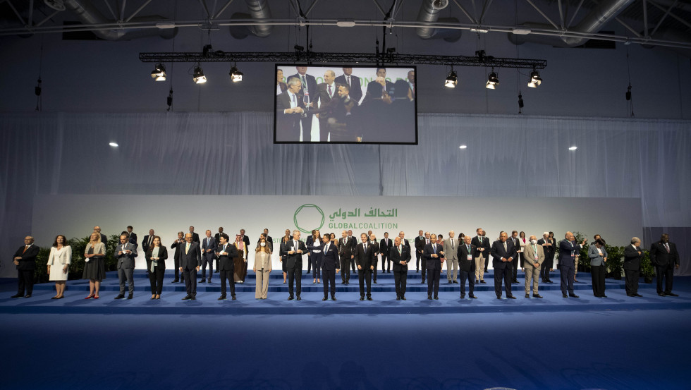 group photo, on a stage, blue carpet