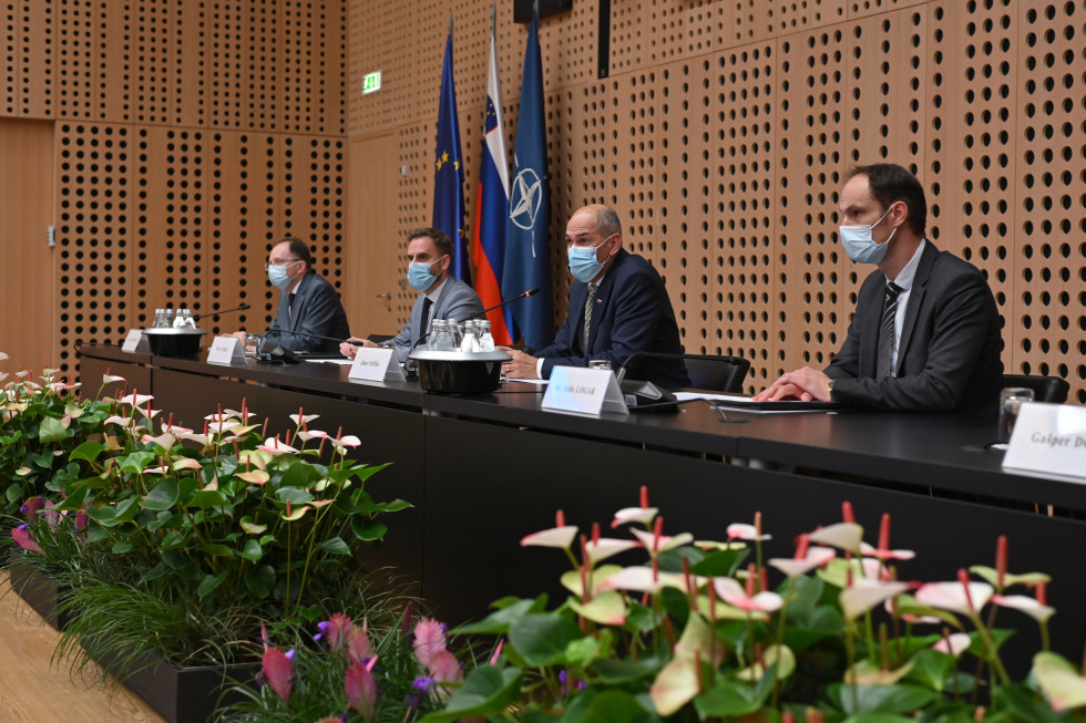 panel govorcev, sedijo, rože spredaj