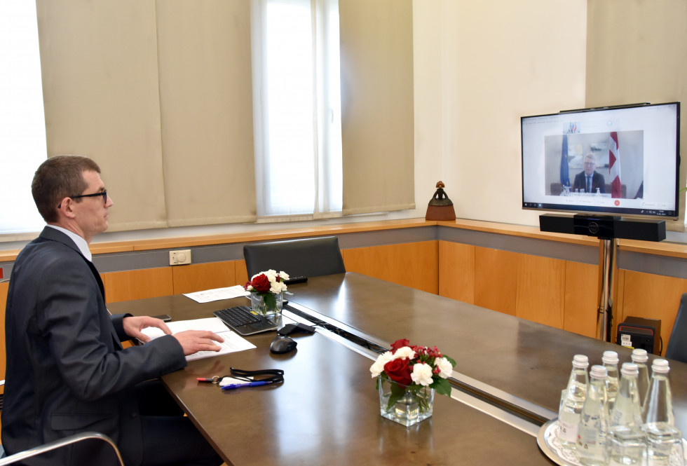 Državni sekretar Gašper Dovžan med avdio-video konferenco pred zaslonom