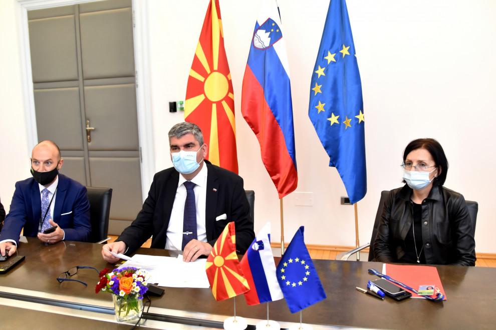 sedijo z zastavami zadaj