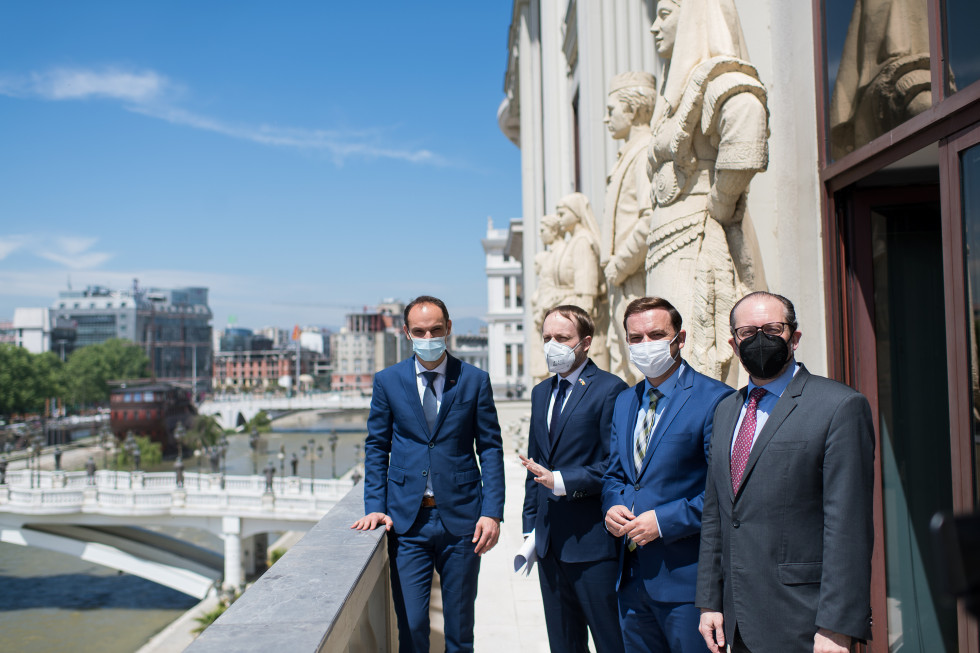 Ministri na balkonu med skupinskim fotografiranjem