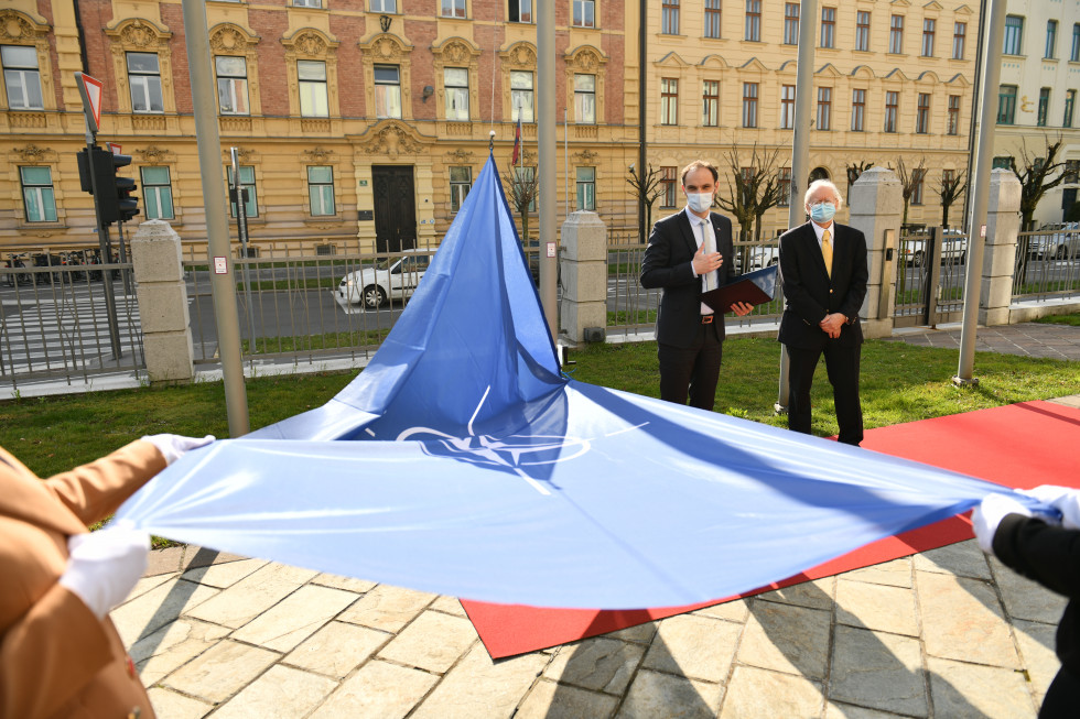 nagovor ministra pred dvigom zastave