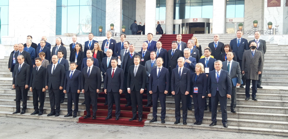 skupinska fotografija, udeleženci stojijo na stopnicah pred stavbo