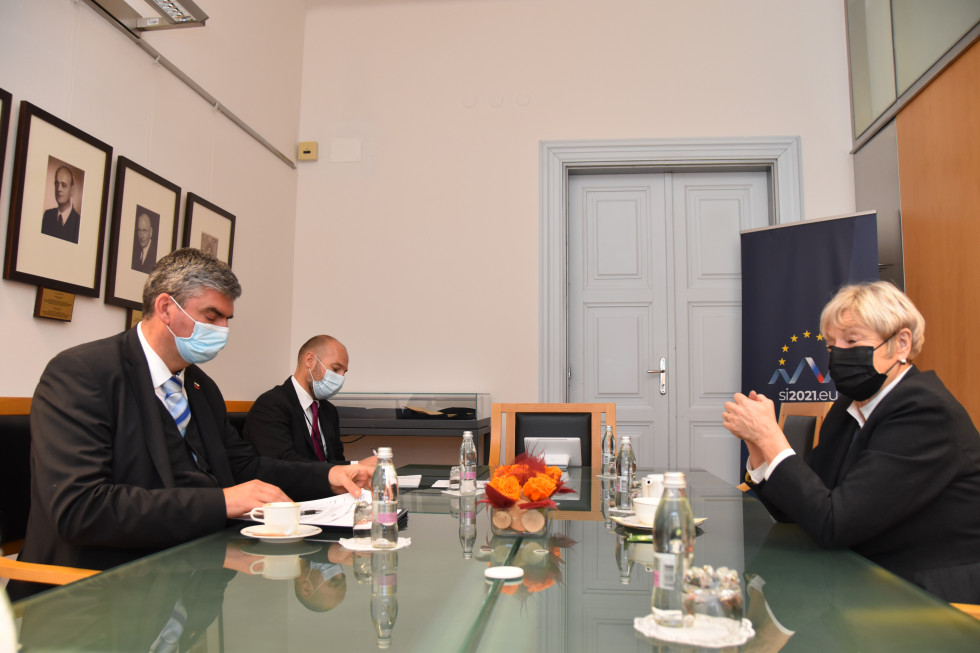 state secretary sitting at the table and talking with Chairwoman of the German-Slovene Chamber of Commerce and Industry