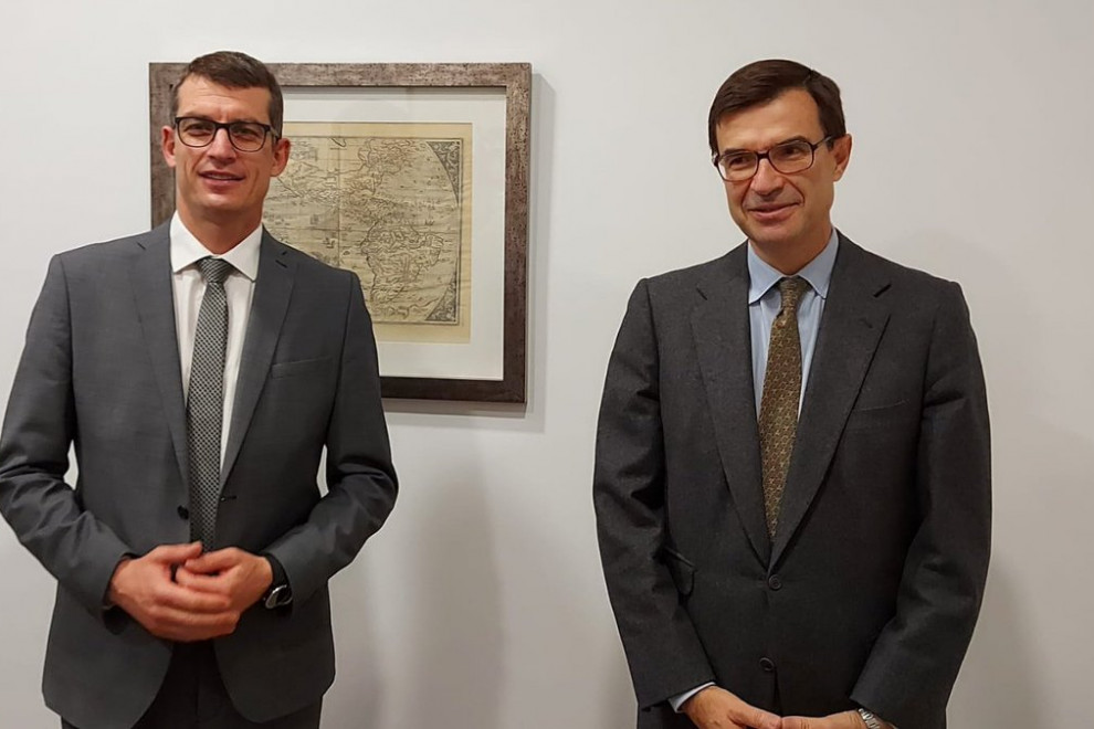 državni sekretar Dovžan in Barba-Pero stojita za fotografiranje