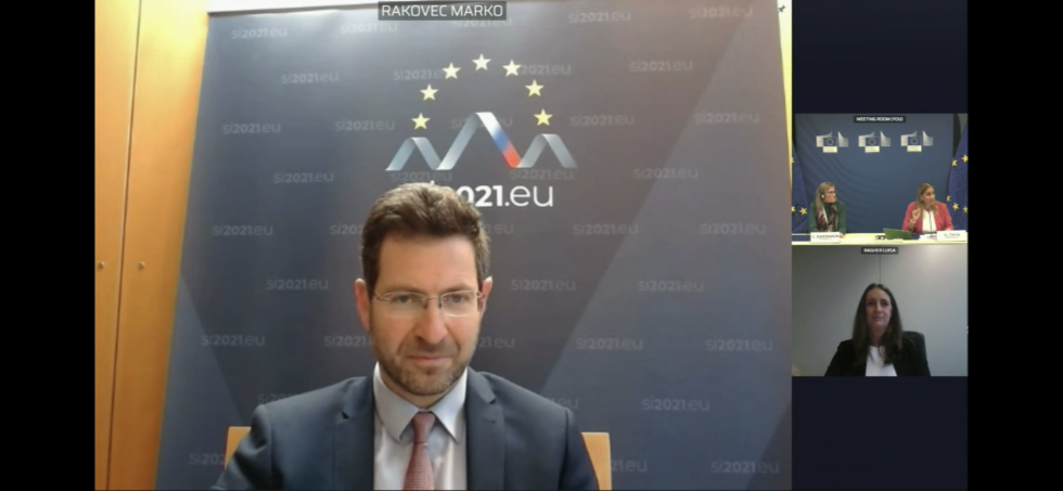 Marko Rakovec sedi pred panojem EU2021SI, avdio-video nagovor