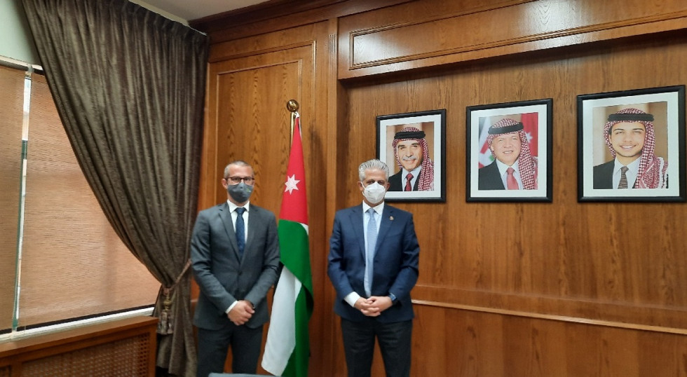 Director-General Müller and Ambassador infront of jordan flag