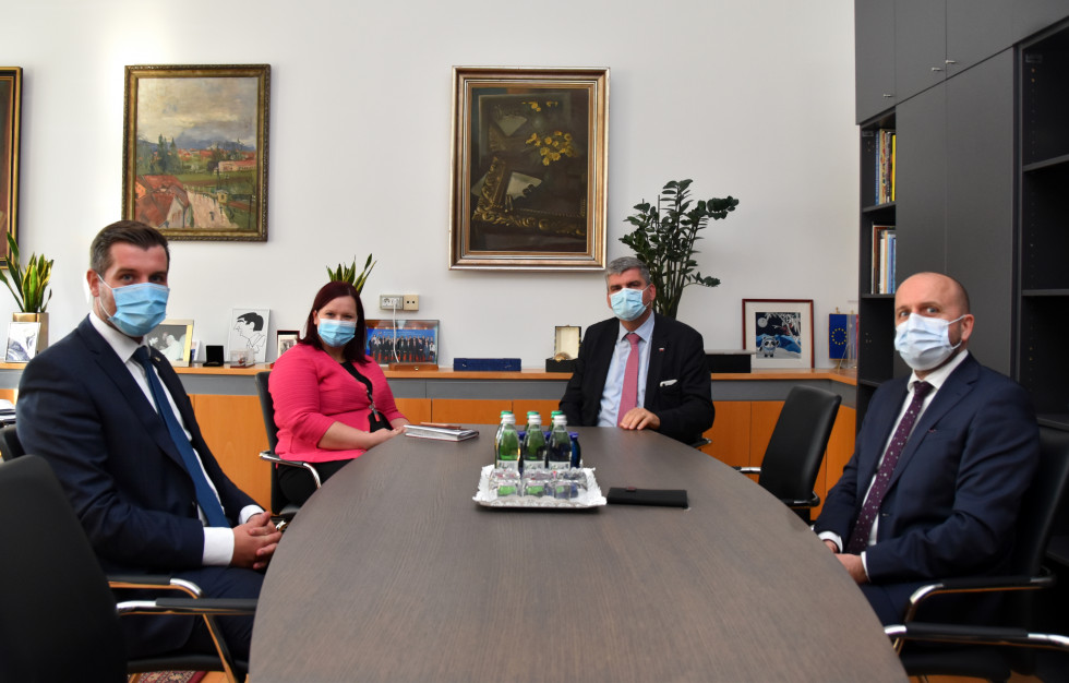 table talk. From left to right: interim director of Pošta Slovenije mag. Tomaž Kokot, expert associate for multilateral Andreja Kuzman, state secretary dr. Stanislav Raščan and Deputy Director General of the International Bureau of the Universal Postal Un