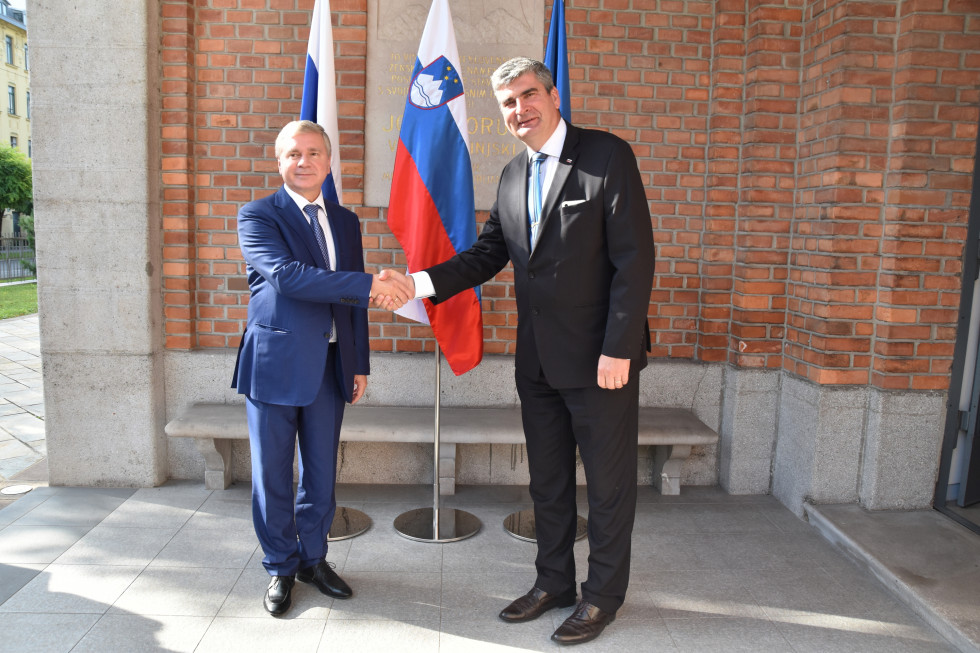 handshake between the Secretary of State and the guest