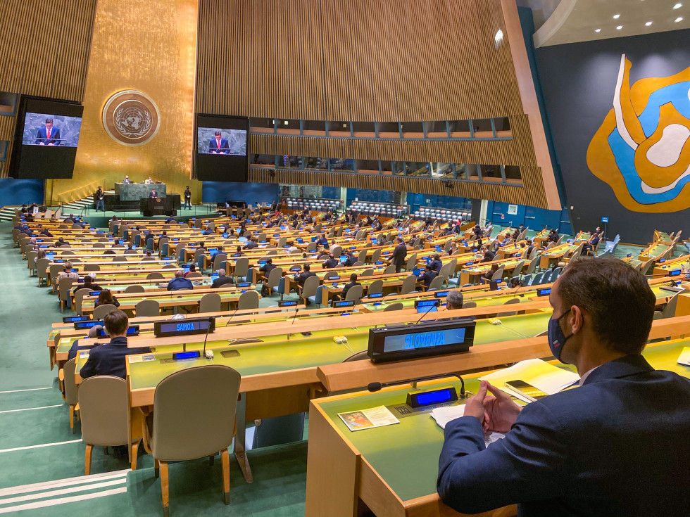 minister sedi v skupčini združenih narodov na zaslonu pa predsednik