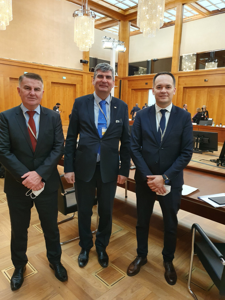 trojica stoji, veleposlanik Franc But, državni sekretar Stanislav Raščan