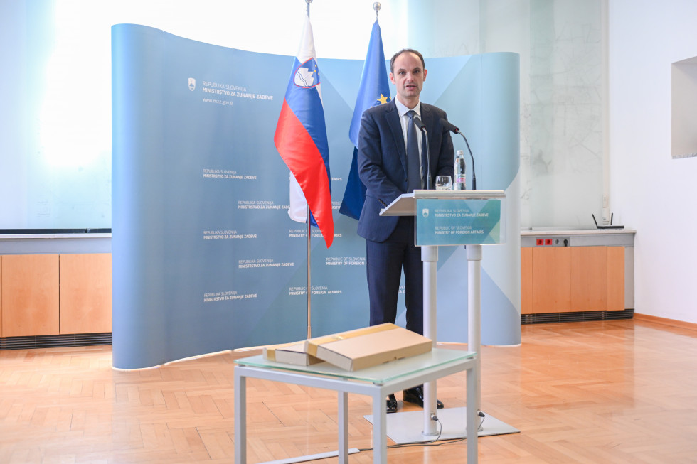 minister Logar pred govorniškim odrom