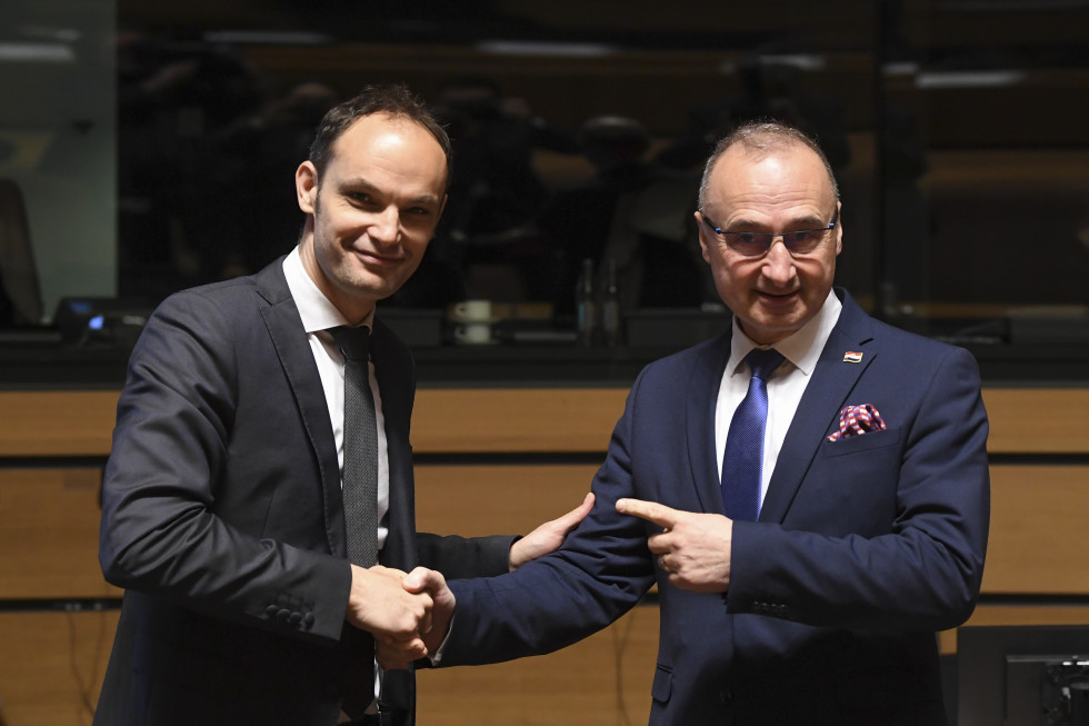minister Logar se rokuje s hrvaškim ministrom Grlić-Radmanom