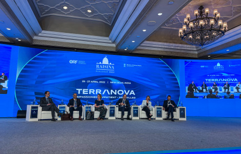 Minister na konferenci Raisina 1 (hall, chairs set on stage, panelists sitting)