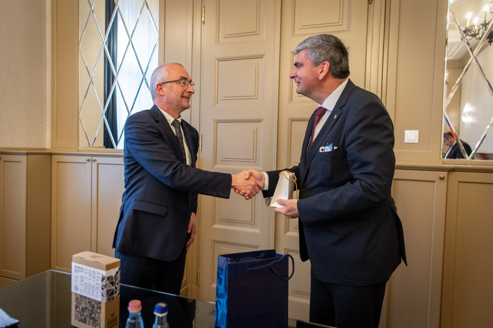 handshake dr. Raščanom and  hungarian secretary Sztárayem