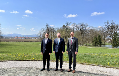 fototermin zunaj (foreign ministers of Slovenia, Croatia and Italy standing, nature in the background)
