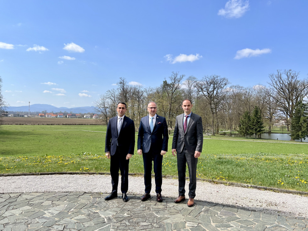 zunanji ministri Slovenije, Hrvaške in Italije stojijo, v ozadju narava