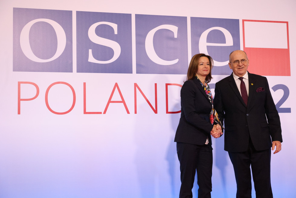 Minister Fajon and Poland’s foreign minister Zbigniew Rau, handshake