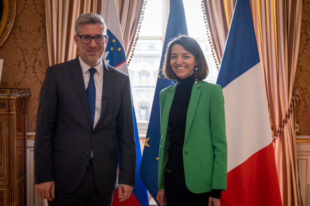 Državna sekretarja Slovenije in Francije pred zastavami