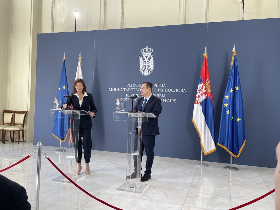 Ministrica Fajon z ministrom Dačićem na novinarski konferenci