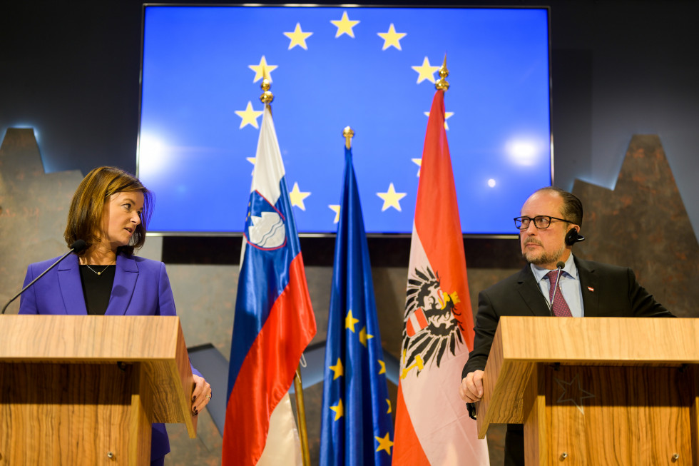 Ministrica Fajon in minister Schallenberg na novinarski konferenci