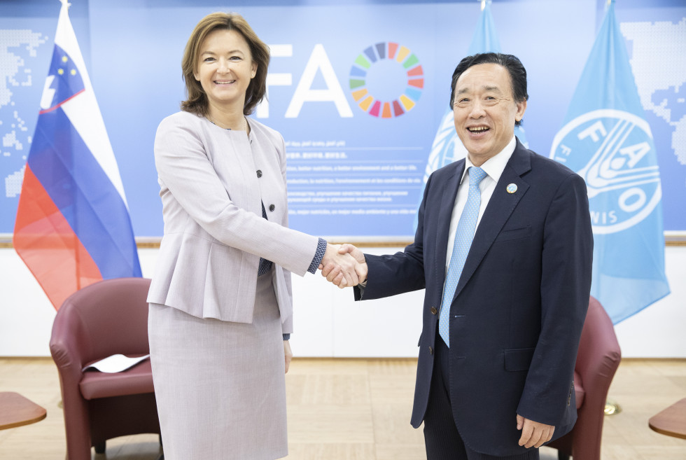 Ministrica Fajon z generalnim direktorjem Organizacije za prehrano in kmetijstvoQujem Dongyujem