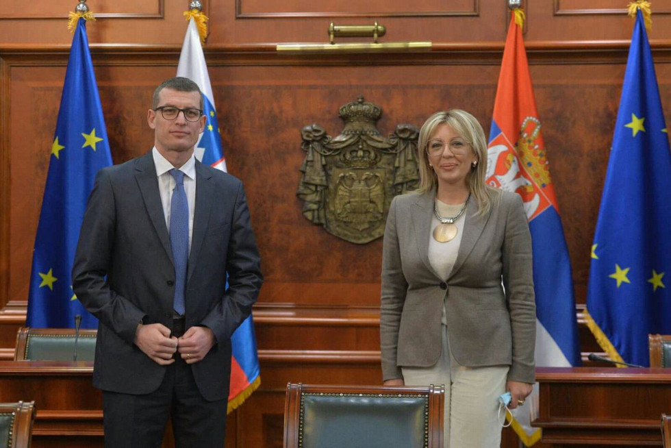 državni sekretar Dovžan in ministrica Joksimović stojita, uradno fotografiranje