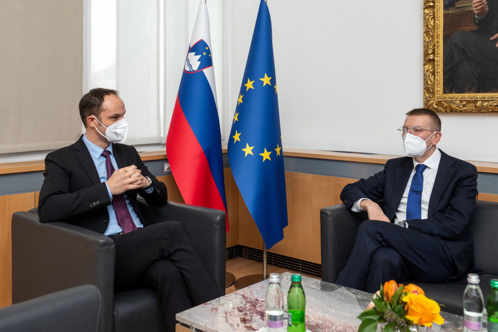 minister Logar in latvijski minister Rinkēvičs sedita in se pogovarjata