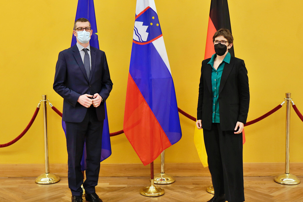 Državni sekretar Dovžan in Državna ministrica za Evropo in podnebje dr. Anna Lührmann na fototerminu pred zastavami