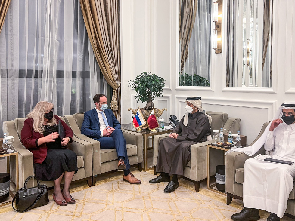 Minister Logar with Foreign Minister of Qatar Sheikh Al Thani, sitting, talking