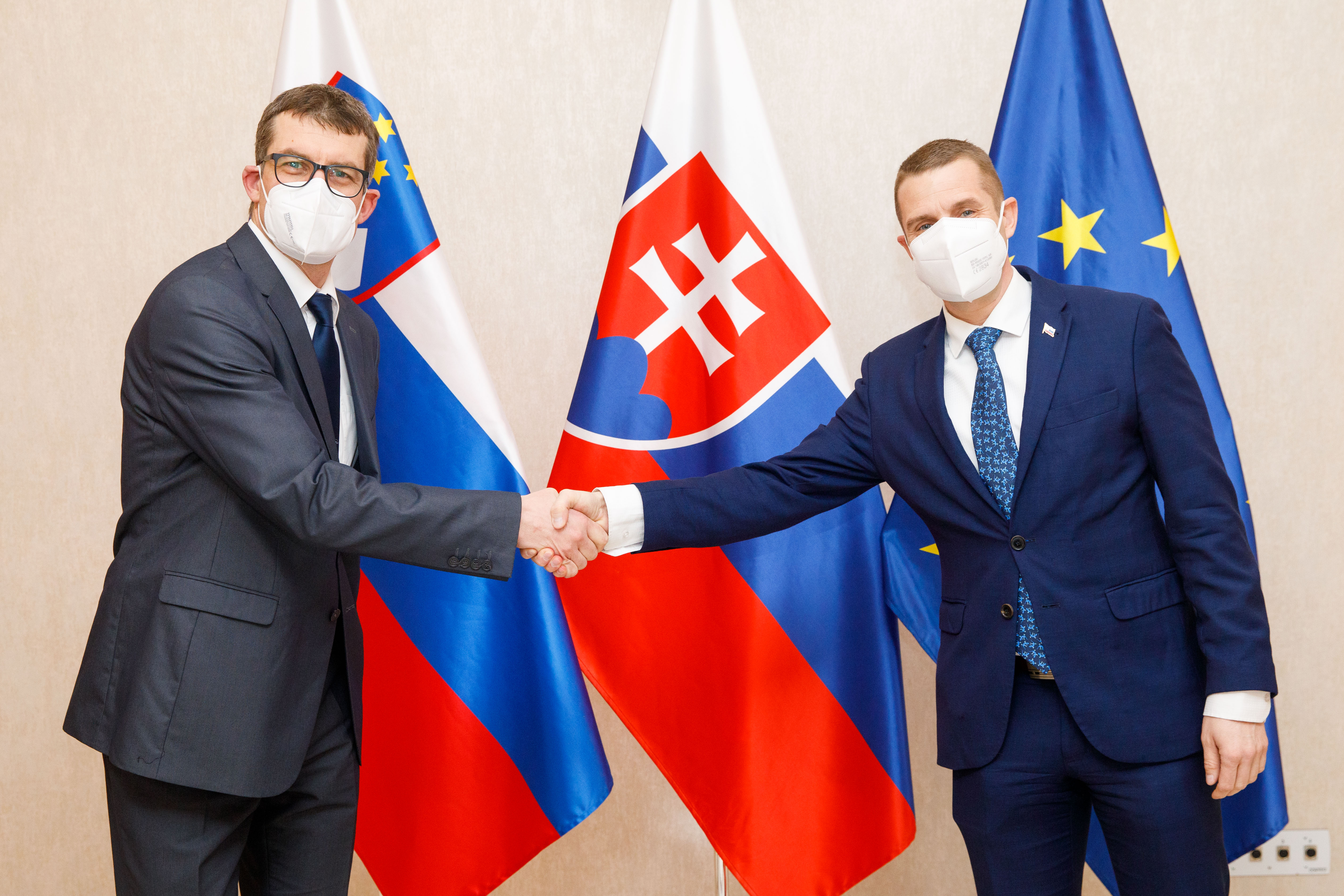Photo of Štátny tajomník Dovzhan na bilaterálnej konzultácii so štátnym tajomníkom za Slovensko