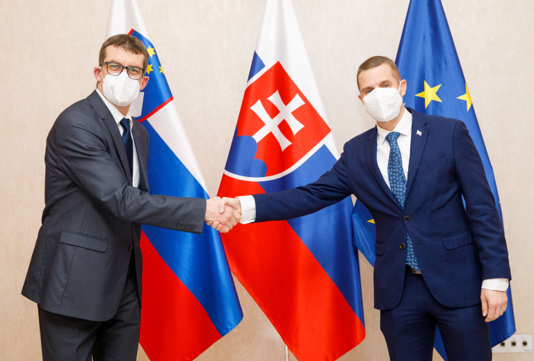 Državni sekretar Dovžan na bilateralnih konzultacijah s slovaškim državnim sekretarjem