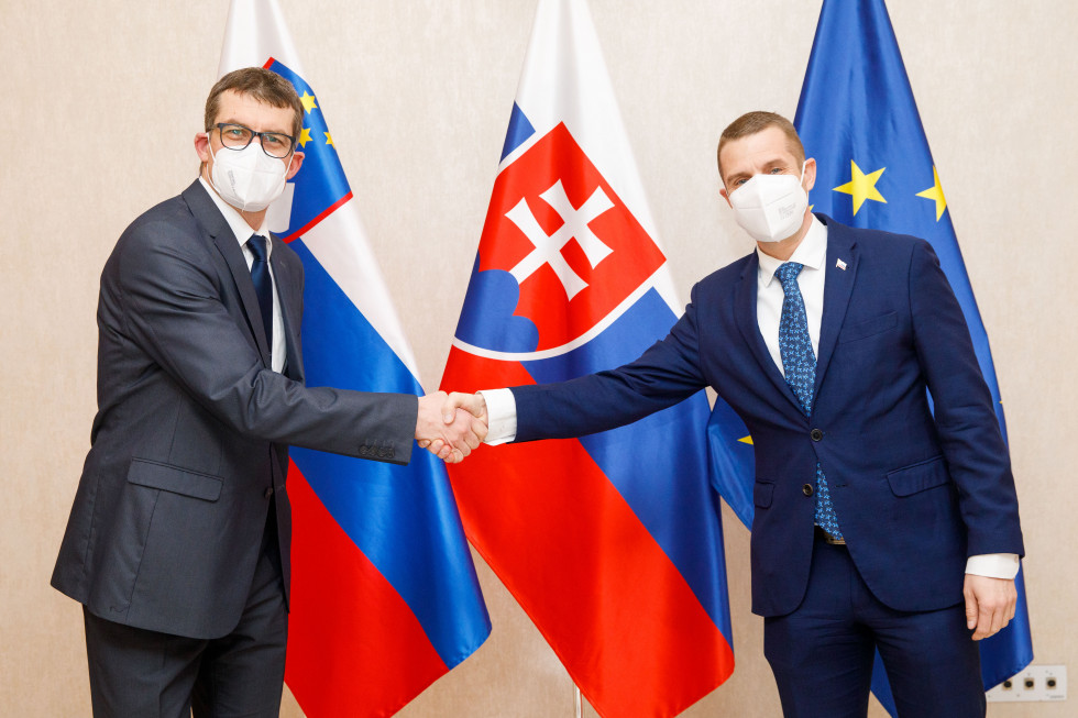 handshake Gašper Dovžan and Martin Klaus