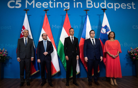Skupinska fotka 1 (Central 5 foreign ministers meeting, family photo)