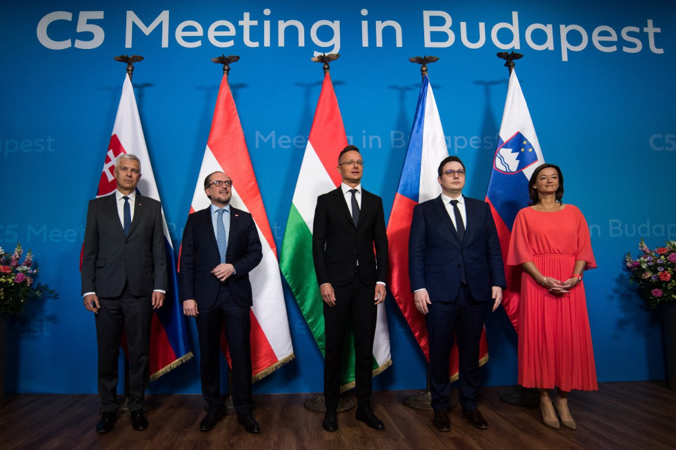 ministri za zunanje zadeveSlovaške, Avstrije, Madžarske, Češke in Slovenije stojijo pred zastavami, skupinska fotografija
