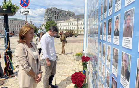 venec (Minister Fajon and Ukrainian Foreign Minister Dmitry Kuleba placing flowers at the Wall of Remembrance of the Fallen in the Donbas War and paying tribute to the victims)