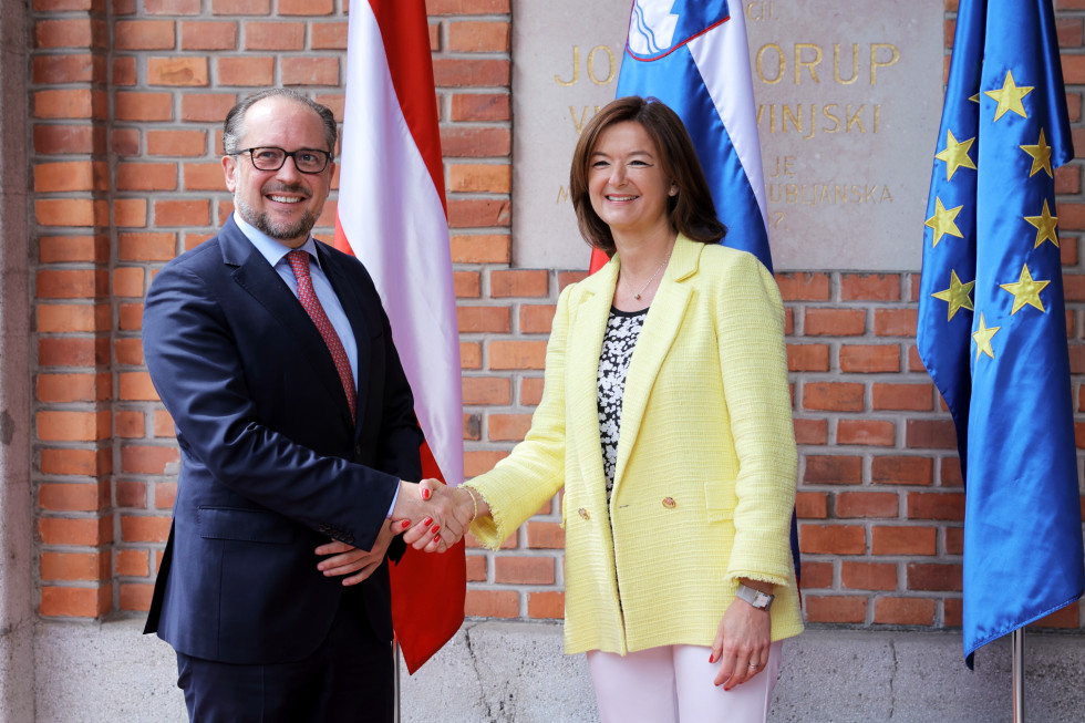 Foreign ministers of Slovenia and Austria shake hands