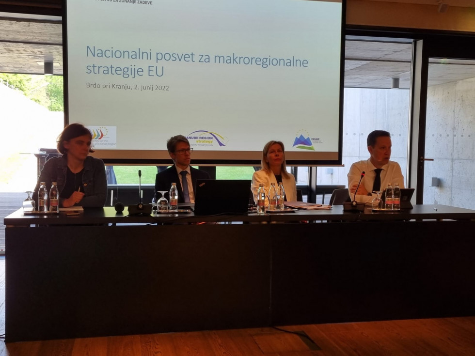 Panelisti na posvetu