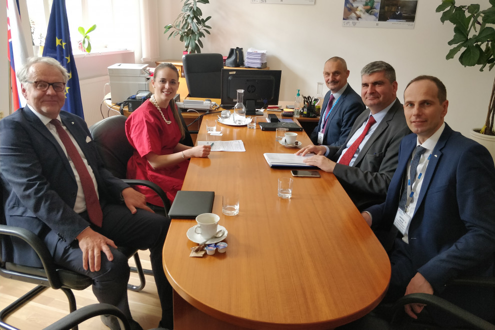 slovaška in slovenska delegacija sedita za mizo, v sredini Lucia Kišš in Stanislav Raščan