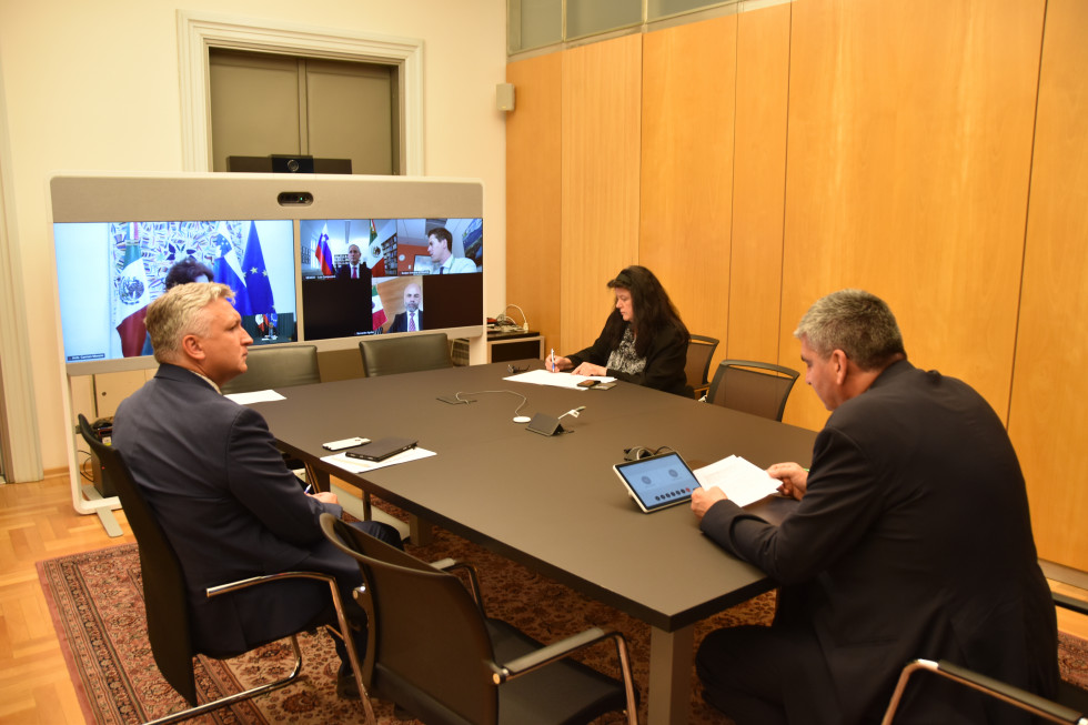 Državni sekretar dr. Stanislav Raščan s strokovnimi sodelavci med avdio-video konferenco, na zaslonu predstavniki Mehike