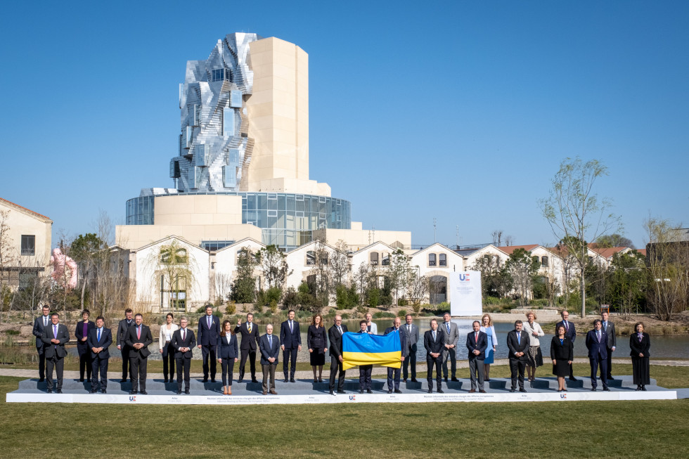 Skupinska fotografija, ministri in državni sekretarji v rokah držijo ukrajinsko zastavo