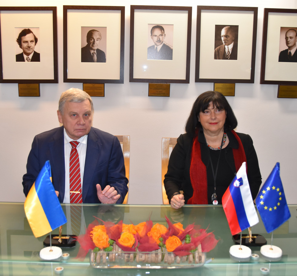 Veleposlanica Renata Cvelbar Bek in veleposlanik Ukrajine v Sloveniji Andrij Taran