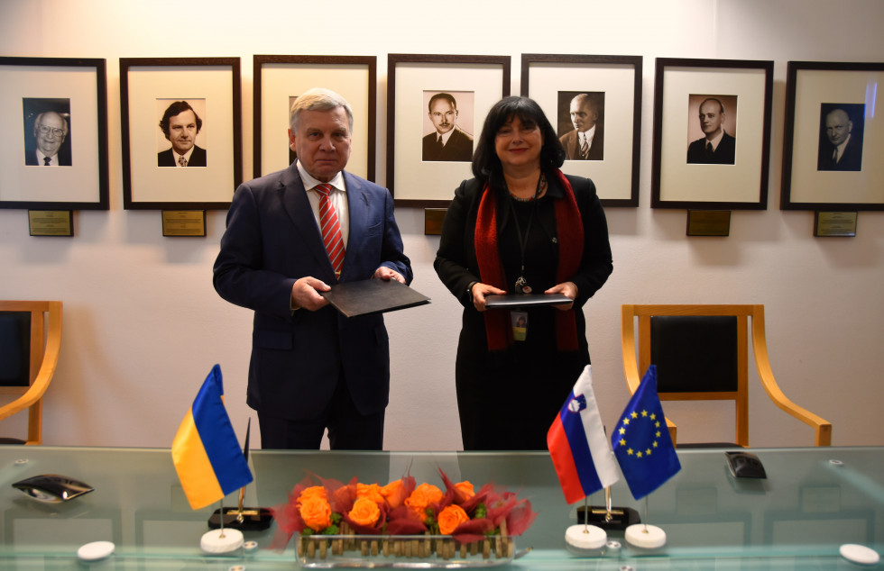 Veleposlanica Renata Cvelbar Bek in veleposlanik Ukrajine v Sloveniji Andrij Taran