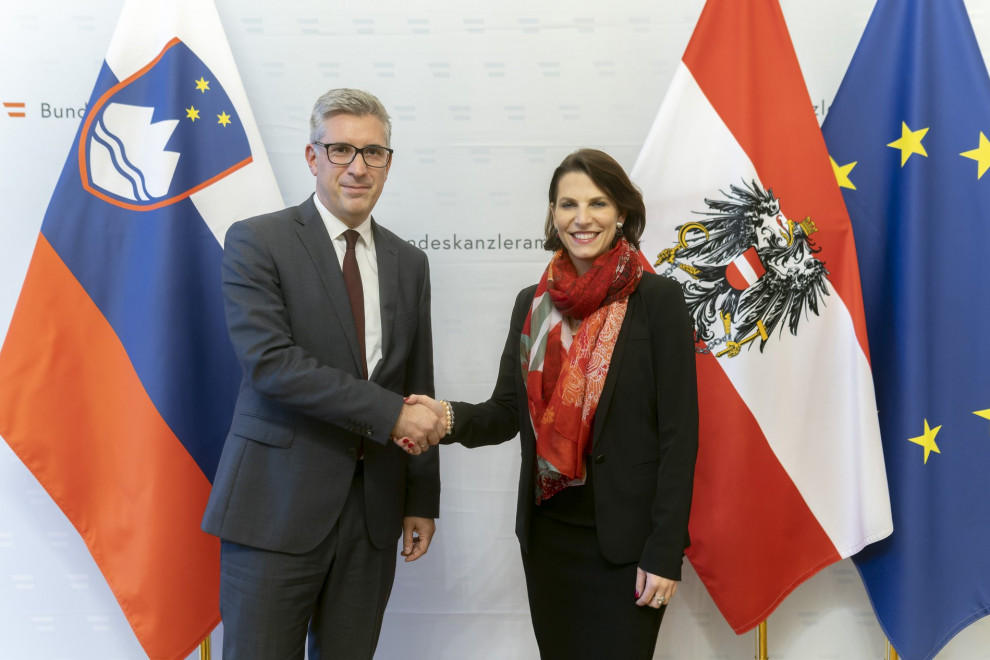 Državni sekretar Štucin z zvezno ministrico za EU in ustavo Republike Avstrije Karoline Edtstadler med rokovanjem