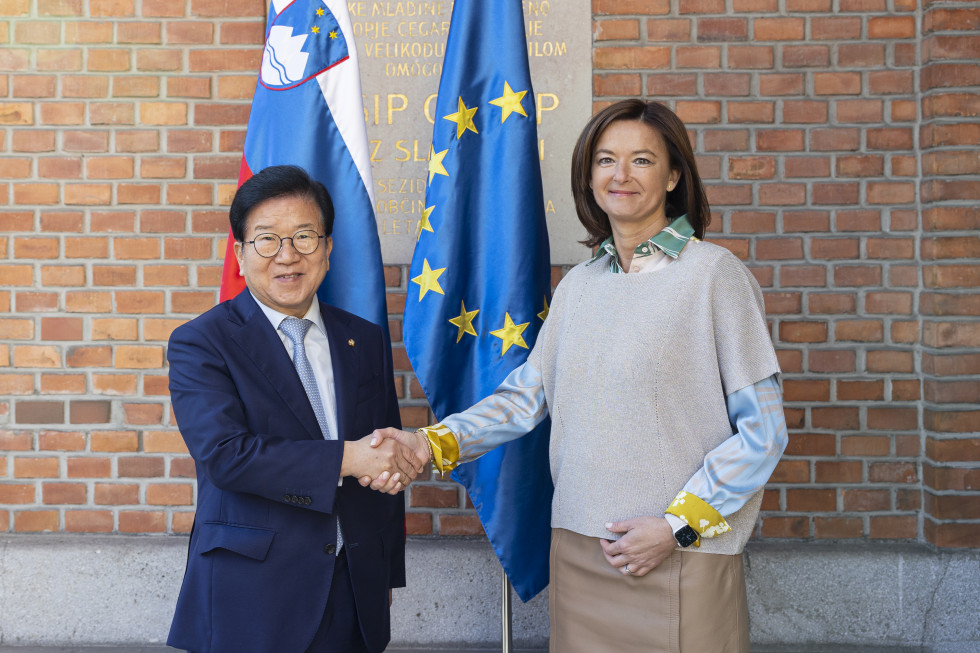 Ministra Tanja Fajon s posebnim odposlancem predsednika Republike Koreje Parkom Bjeong-seugom med rokovanjem