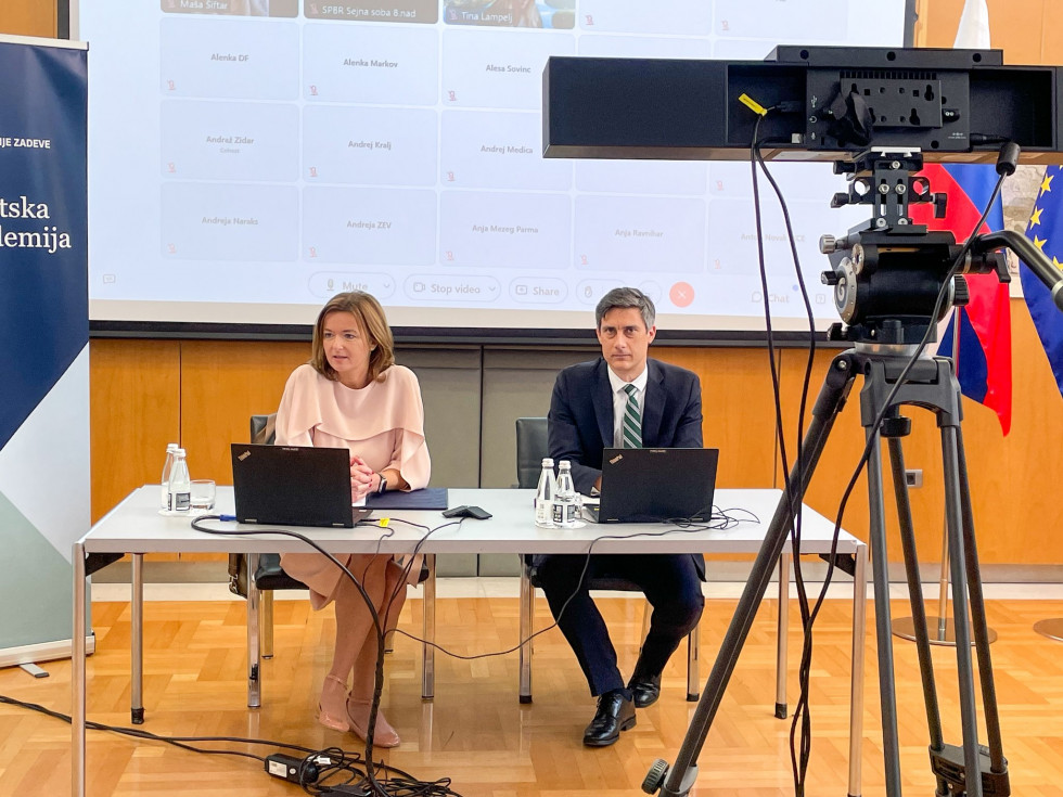 Ministrica Tanja Fajon in vodja Diplomatske akademije Andraž Zidar pred kamero med predavanjem
