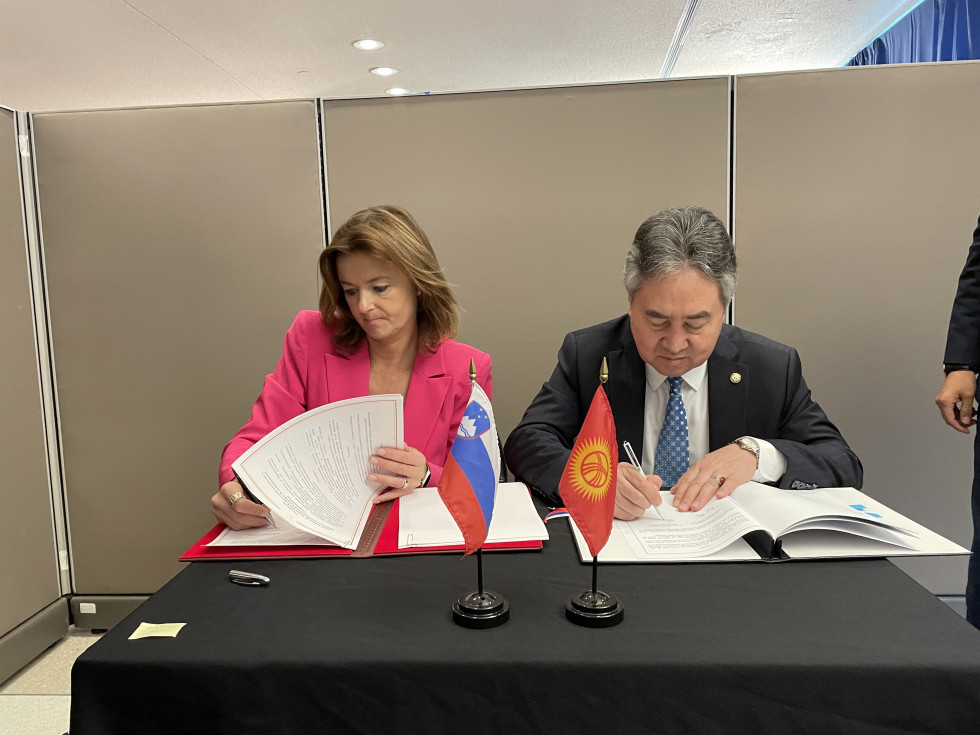 Minister of Slovenia and Kyrgyzstan during the signing of the agreement