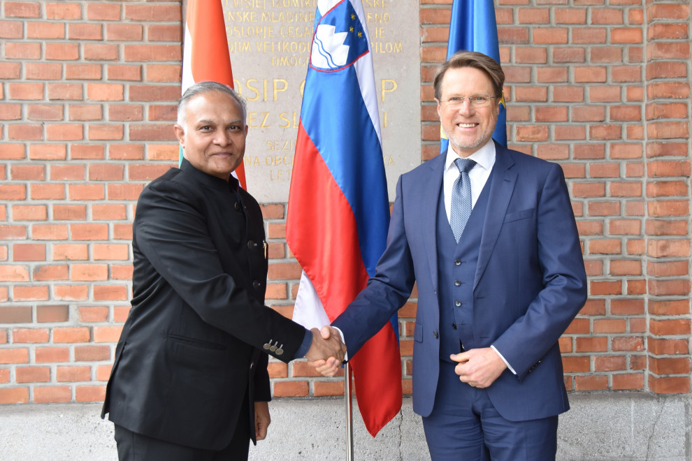 Državni sekretar Žbogar in indijski sekretar za Zahod Sanjay Verma med rokovanjem